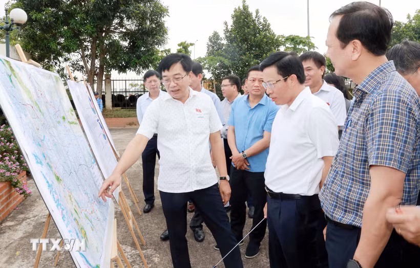 Đoàn công tác của Ủy ban Kinh tế và Tài chính của Quốc hội khảo sát thực tế Dự án đầu tư xây dựng đường Vành đai 5 - Vùng Thủ đô Hà Nội tại Hưng Yên. (Ảnh: Thế Duyệt/TTXVN)