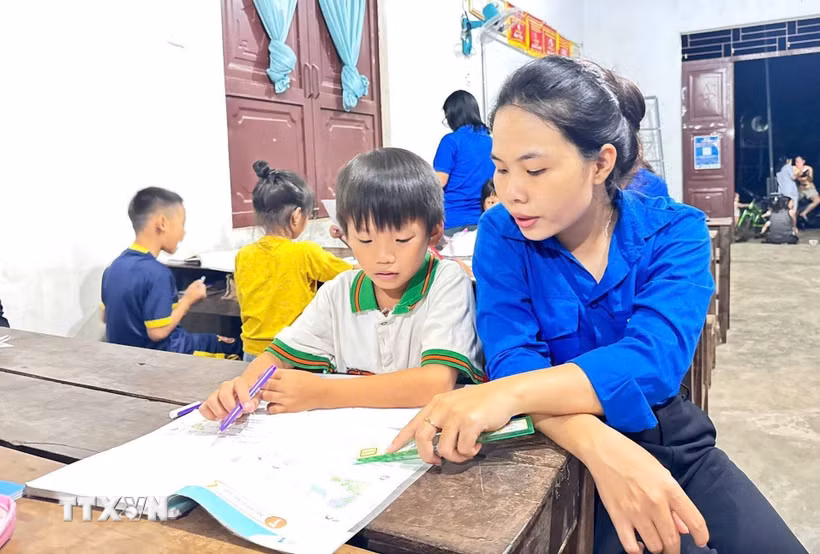 Lớp học hè miễn phí do Đội hình Hoa phượng đỏ xã Ea Wer phối hợp Chi đoàn thôn 11 tổ chức, tạo môi trường học tập và rèn luyện kỹ năng cho thiếu nhi trong dịp hè. (Ảnh: TTXVN phát)