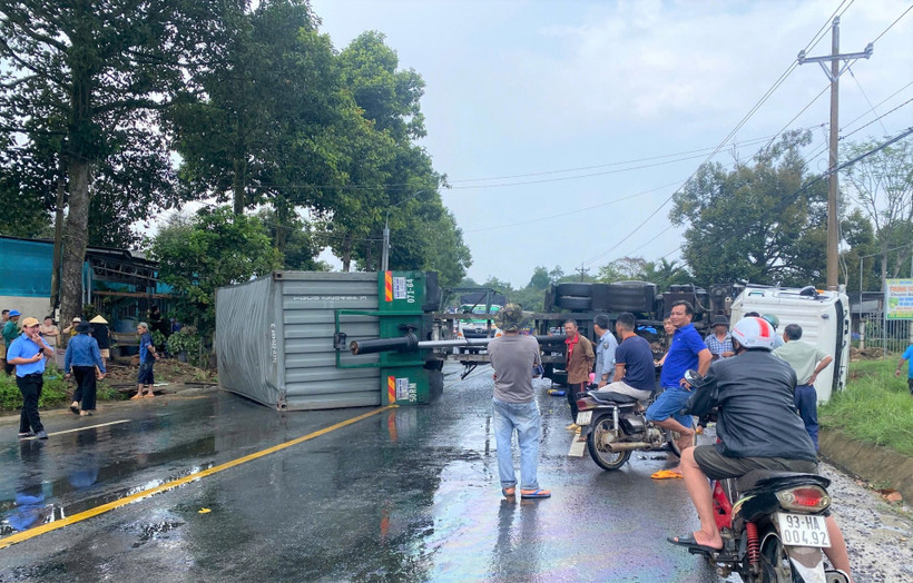 Hiện trường vụ xe container lật chắn ngang Quốc lộ 20, đoạn qua xã Hà Lâm. (Nguồn: Báo Lâm Đồng)