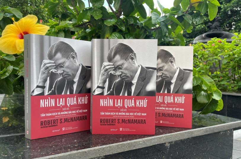 Hồi ký của cựu Bộ trưởng Quốc phòng Mỹ Robert S. McNamara phát hành tại Việt Nam sau đúng 30 năm ra mắt bạn đọc Mỹ.