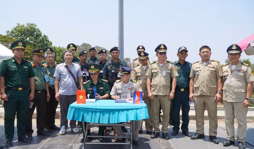 Lực lượng Bộ đội Biên phòng tỉnh Đồng Tháp tiếp nhận công dân Việt Nam do lực lượng chức năng Campuchia trao trả. (Ảnh: Nhựt An/TTXVN)