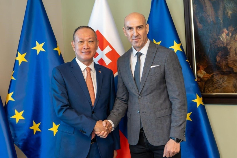 Đại sứ Việt Nam tại Slovakia Phạm Trường Giang và Cố vấn Bộ trưởng Bộ Nội vụ Slovakia Ladislav Csémi. (Ảnh: TTXVN)