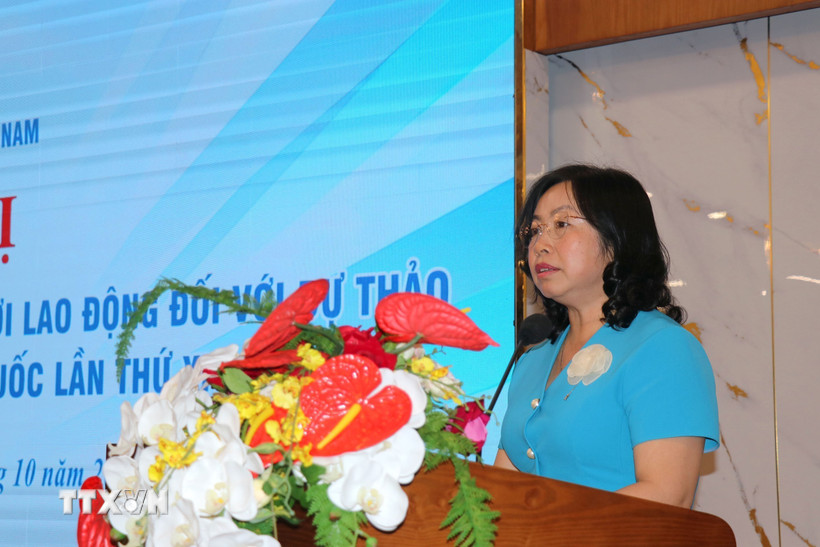 Bà Thái Thu Xương, Phó Chủ tịch thường trực Tổng Liên đoàn Lao động Việt Nam phát biểu khai mạc hội nghị. (Ảnh: Thanh Vũ/TTXVN)