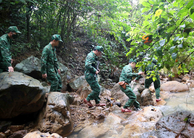 Cán bộ, chiến sỹ Đồn Biên phòng Cửa khẩu Quốc tế Cha Lo tuần tra kiểm soát, đẩy lùi tội phạm ma túy. (Ảnh: Tá Chuyên/TTXVN)