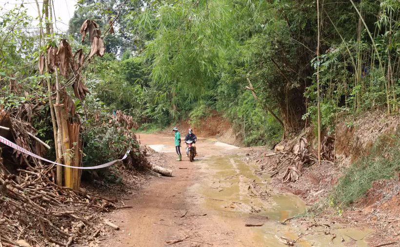 Ghi nhận tại hiện trường sáng 9/7, giao thông qua khu vực cầu tạm Mã Đà diễn ra ổn định. (Ảnh: Đậu Tất Thành/TTXVN)