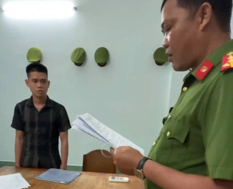 Cơ quan Cảnh sát điều tra, Công an tỉnh Kiên Giang tống đạt quyết định khởi tố bị can đối với đối tượng Nguyễn Chí Nguyện. (Ảnh: TTXVN)