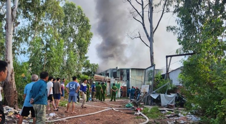 Hiện trường vụ cháy lúc 17 giờ 30 phút. (Nguồn: Báo Nhân Dân)