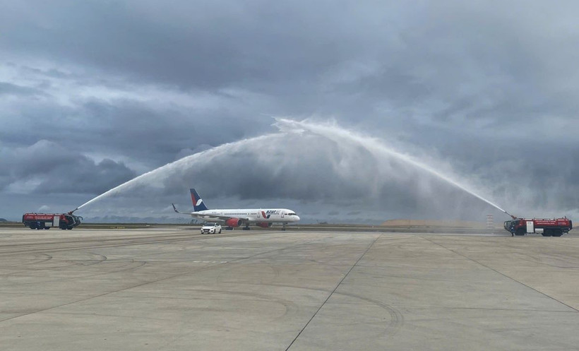 Thực hiện nghi thức phun nước tạo cổng chào đón chào du khách Nga. (Ảnh: TTXVN)