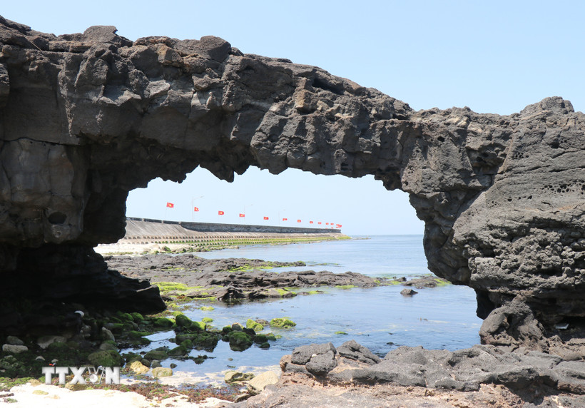 Thắng cảnh Cổng Tò Vò được kiến tạo từ núi lửa. (Ảnh: Phạm Cường/TTXVN)