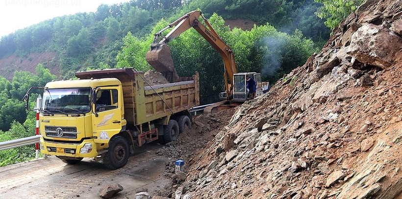 Địa phương tiến hành khắc phục điểm sạt lở. (Nguồn: Báo Quảng Ngãi)