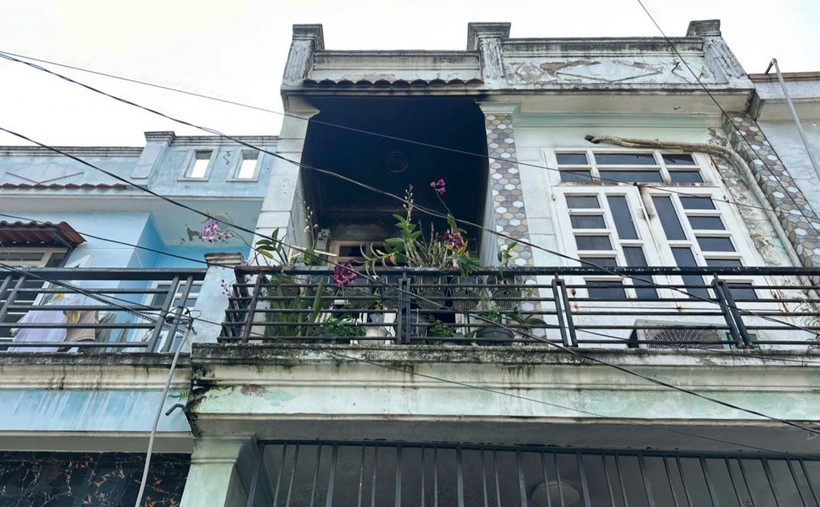 Đám cháy bùng phát tại căn nhà 1 trệt, 1 lầu ở xã Vĩnh Lộc làm bé gái 8 tuổi tử vong (Nguồn: Dân Trí)
