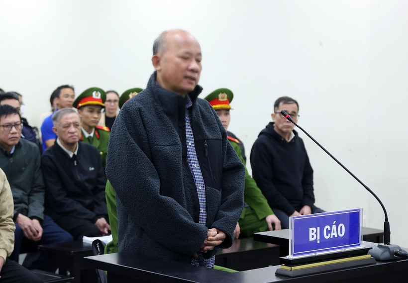 Bị cáo Lê Tiến Phương (sinh năm 1957, cựu Chủ tịch Ủy ban Nhân dân tỉnh Bình Thuận (từ năm 2010 - 2015), nguyên Chủ tịch Hội đồng thẩm định giá đất của tỉnh Bình Thuận) khai báo trước tòa. (Ảnh: Văn Điệp/TTXVN)