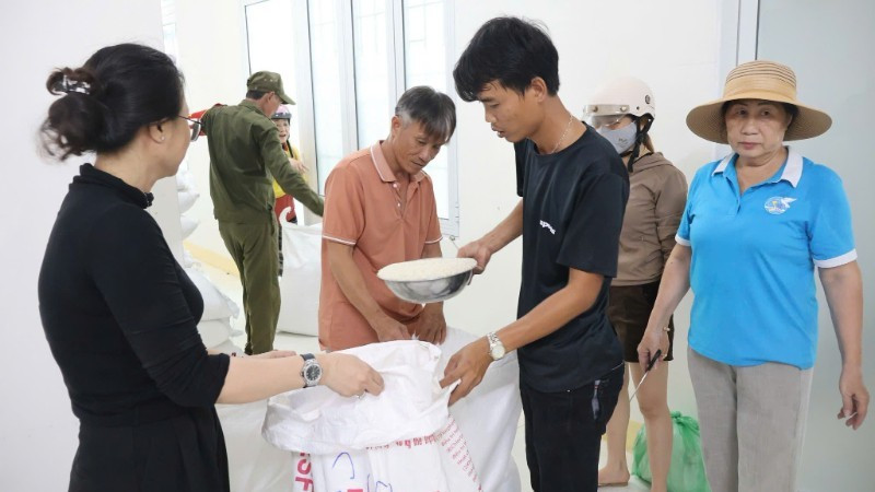 Cấp gạo từ nguồn dự trữ quốc gia hỗ trợ người dân khó khăn tỉnh Đắk Lắk.