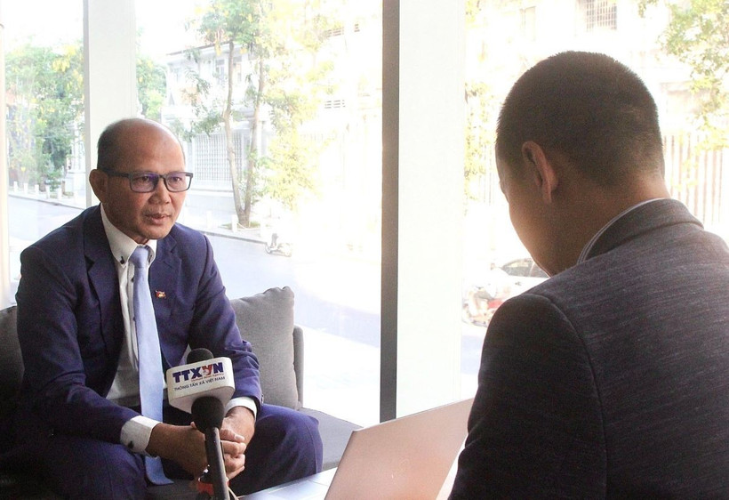 Ông Uch Leang - Chủ tịch CAVA, quyền Vụ trưởng Vụ Nghiên cứu Á-Phi và Trung Đông, Học viện Quan hệ Quốc tế Campuchia thuộc RAC - trả lời phỏng vấn phóng viên TTXVN. (Ảnh: Quang Anh/TTXVN)