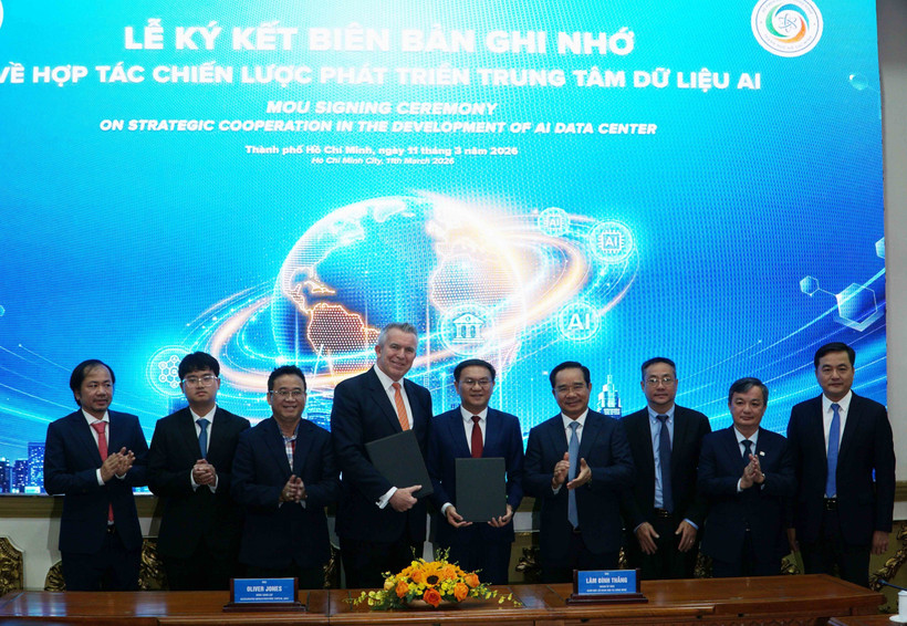 Lãnh đạo Sở Khoa học và Công nghệ TP. Hồ Chí Minh và Công ty Accelerated Infrastructure Capital (AIC) ký kết Biên bản ghi nhớ hợp tác về đầu tư Trung tâm Dữ liệu Trí tuệ nhân tạo (AI Data Center) tại Khu công nghiệp Tân Phú Trung. (Ảnh: Thu Hoài/TTXVN)