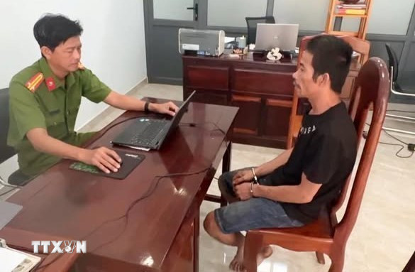 Đối tượng V.H.D tại cơ quan công an. (Ảnh: TTXVN phát)