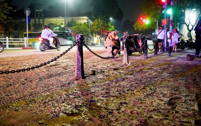 Bùn nhão bị rơi ra khắp mặt phố Tôn Đức Thắng (Nguồn: CAND)