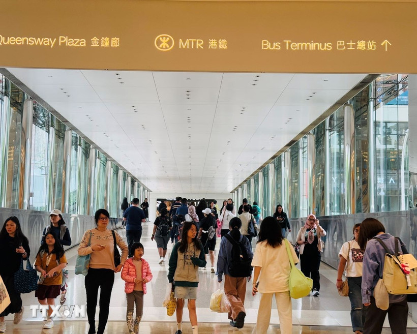 Hệ thống tàu điện ngầm của Hong Kong (Trung Quốc) kết nối với các trung tâm thương mại. (Ảnh: Mạc Luyện/TTXVN)