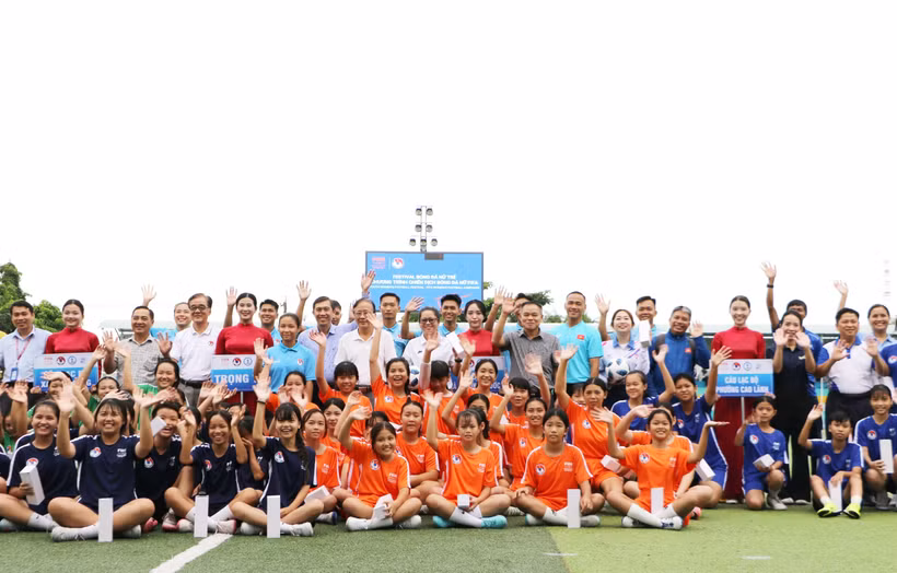 Các cầu thủ trẻ hào hứng tham gia Festival bóng đá nữ trẻ năm 2026. (Ảnh: Hồng Thái/TTXVN)