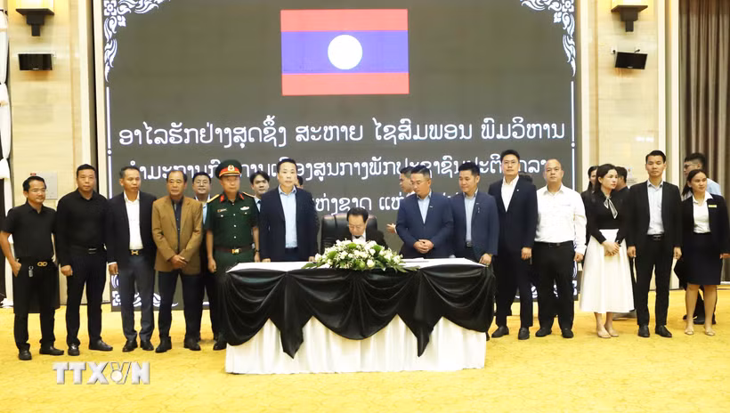 Hội Doanh nghiệp Việt Nam tại Lào ghi sổ tang tại Lễ viếng cố Chủ tịch Quốc hội nước CHDCND Lào Xaysomphone Phomvihane. (Ảnh: Xuân Tú/TTXVN)