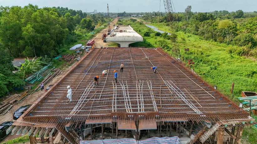 Cầu Ba Láng bắc qua sông Cần Thơ, cầu lớn nhất trong dự án Đường Vành đai phía Tây đang được thi công với sản lượng đạt hơn 32%. (Ảnh: Thanh Liêm/TTXVN)