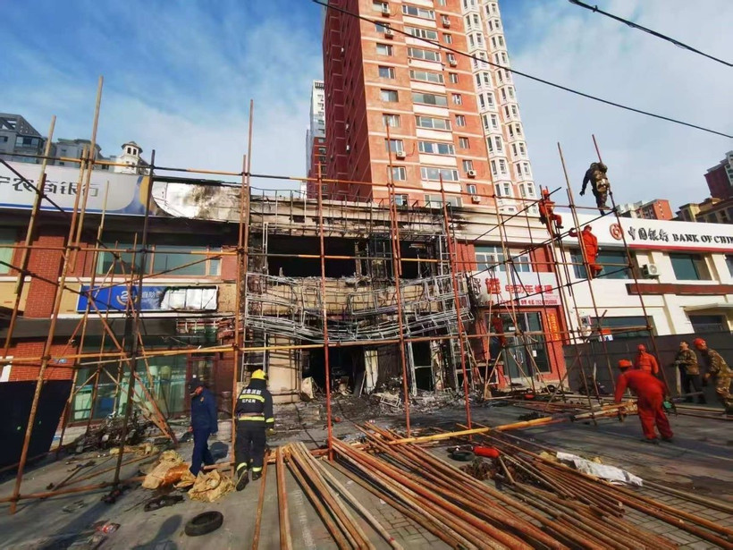 Hiện trường vụ cháy nhà hàng ở thành phố Liêu Dương, tỉnh Liêu Ninh (Trung Quốc) ngày 29/4/2025. (Ảnh: THX/TTXVN)