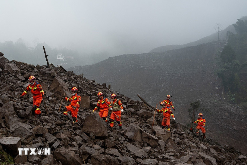 Lực lượng cứu hộ tìm kiếm người mất tích tại hiện trường lở đất ở tỉnh Tứ Xuyên, Tây Nam Trung Quốc ngày 9/2/2025. (Ảnh: THX/TTXVN)