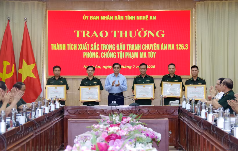 Chủ tịch Ủy ban Nhân dân tỉnh Nghệ An đã tặng Bằng khen của Ủy ban Nhân dân tỉnh cho 5 cá nhân thuộc Ban Chỉ huy Bộ đội Biên phòng Nghệ An vì có thành tích xuất sắc trong đấu tranh phòng, chống tội phạm ma túy. (Ảnh: Văn Tý/TTXVN)