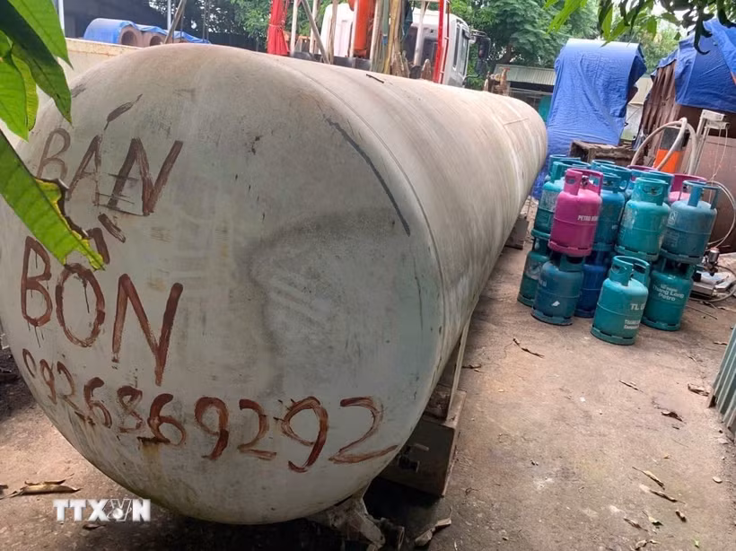 Bồn chứa khí gas cùng các thiết bị, dây dẫn phục vụ hoạt động san chiết trái phép bị lực lượng chức năng xã Ngọc Hồi, thành phố Hà Nội phát hiện, thu giữ. (Ảnh: TTXVN phát)