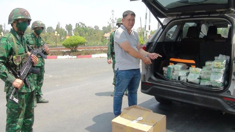 Đối tượng Võ Văn Mai bị bắt cùng tang vật, phương tiện. (Nguồn: Báo mới)