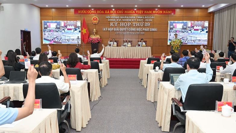 Đại biểu hai tỉnh Lào Cai và Yên Bái cùng tham gia biểu quyết thông qua Nghị quyết hợp nhất hai tỉnh.(Nguồn: Nhân dân)