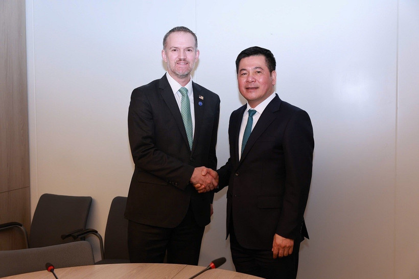 Bộ trưởng Bộ Công Thương Nguyễn Hồng Diên, Trưởng đoàn đàm phán Chính phủ Việt Nam gặp Trưởng Đại diện Thương mại Hoa Kỳ Jamieson Greer, Trưởng đoàn đàm phán Hoa Kỳ tại phiên phiên đàm phán cấp Bộ trưởng ở thủ đô Paris. (Ảnh: TTXVN phát)