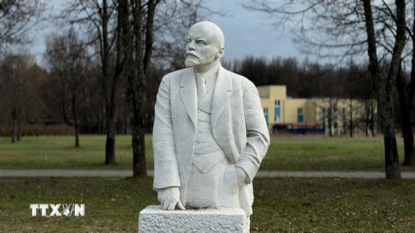 Bức tượng Lê nin trong khuôn viên khu bảo tồn bảo tàng Gorki Leninskie. (Ảnh: Quang Vinh/TTXVN)