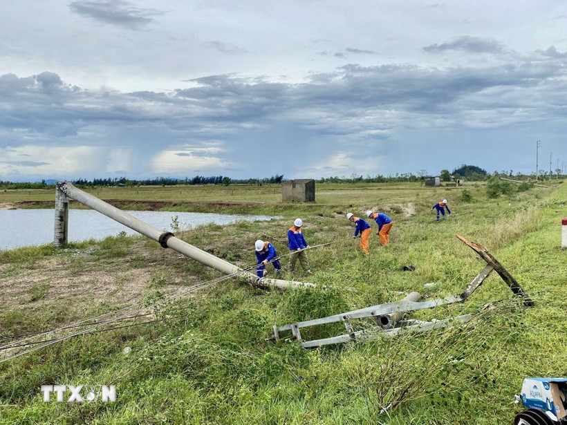 Công ty Điện lực Hà Tĩnh huy động lực lượng khắc phục tại các vị trí cột điện bị gãy, đổ. (Ảnh: Hữu Quyết/TTXVN)