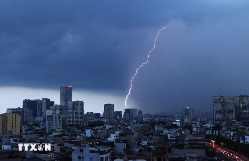Mây đen kèm mưa lớn và sấm chớp trên bầu trời phía Tây trung tâm Hà Nội lúc 18h. (Ảnh: Lâm Khánh/TTXVN)