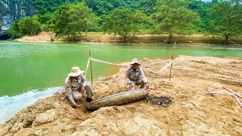 Phát hiện quả bom nặng hơn 220kg tại khu vực cửa động Phong Nha. (Ảnh: TTXVN phát)