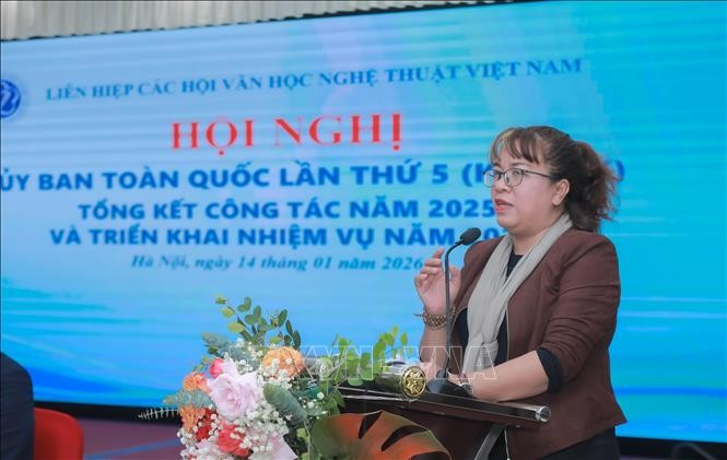 Chủ tịch Hội Văn học Nghệ thuật tỉnh Đắk Lắk Niê Thanh Mai trình bày tham luận, ngày 14/1. (Ảnh: Phan Phương/TTXVN)