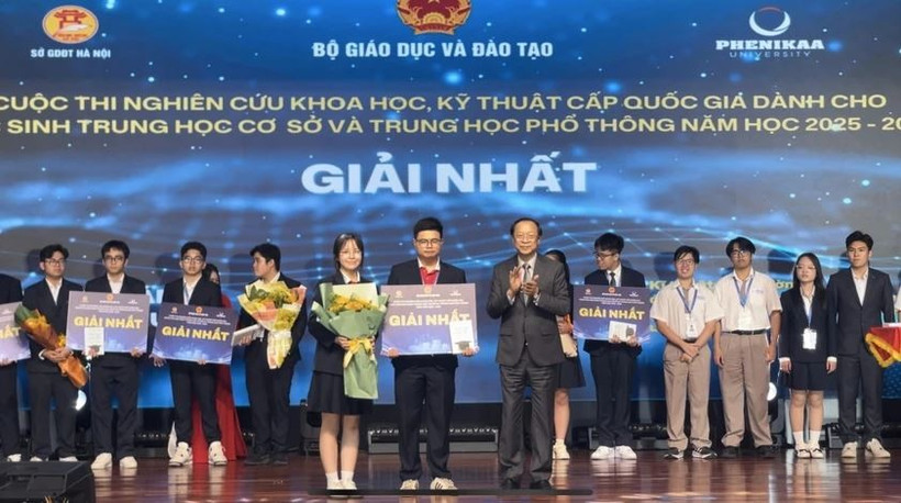 Thứ trưởng Thường trực Bộ GD&ĐT Phạm Ngọc Thưởng trao giải nhất cho nhóm học sinh tại cuộc thi khoa học, kỹ thuật cấp quốc gia năm nay. (Ảnh: NTCC)