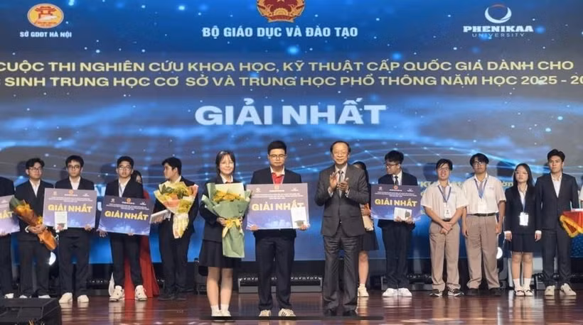 Thứ trưởng Thường trực Bộ GD&ĐT Phạm Ngọc Thưởng trao giải nhất cho nhóm học sinh tại cuộc thi khoa học, kỹ thuật cấp quốc gia năm nay. (Ảnh: NTCC)