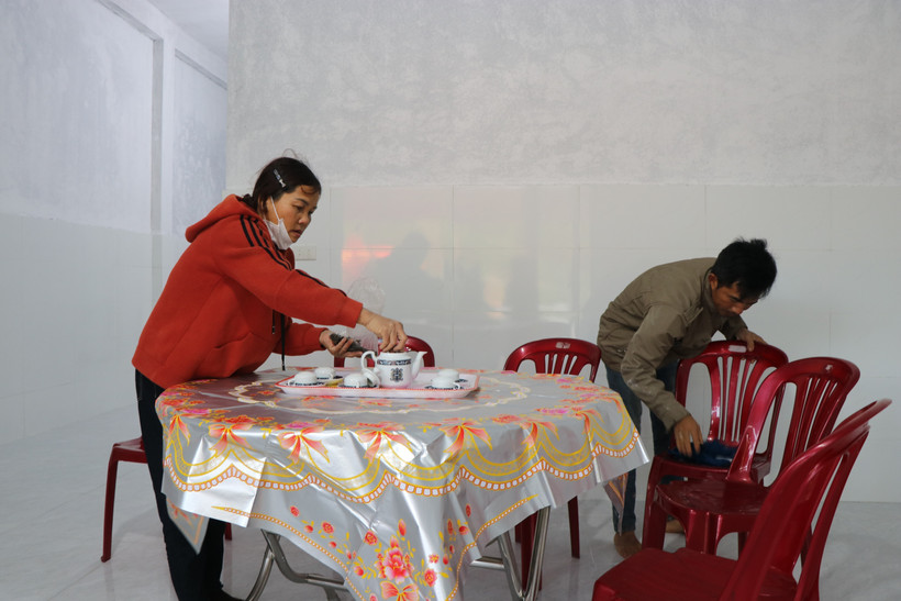 Người dân dọn dẹp, tái thiết cuộc sống mới trong những ngôi nhà mới xây ở Chiến dịch Quang Trung. (Ảnh: Mai Trang/TTXVN)