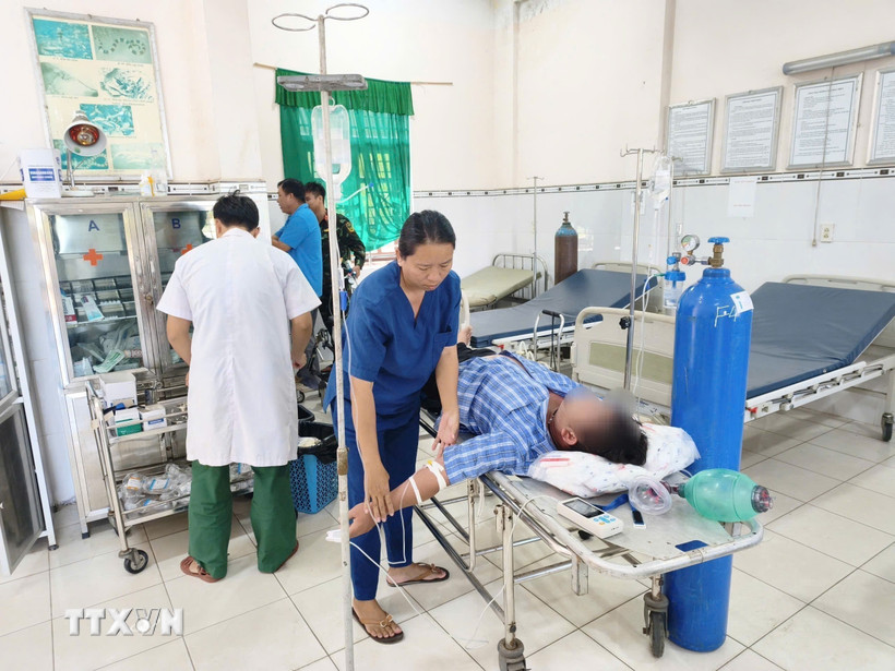 Các y, bác sỹ Sư đoàn 4 tiến hành các biện pháp cấp cứu khẩn cấp. (Ảnh: TTXVN phát)