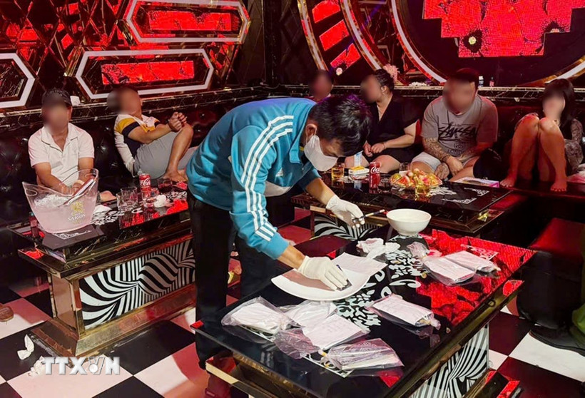 Lực lượng chức năng kiểm tra quán Karaoke X-Men. (Ảnh: TTXVN phát)