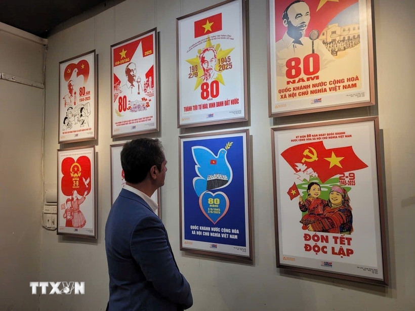 Khách nước ngoài tham quan triển lãm. (Ảnh: Phương Thanh/TTXVN)