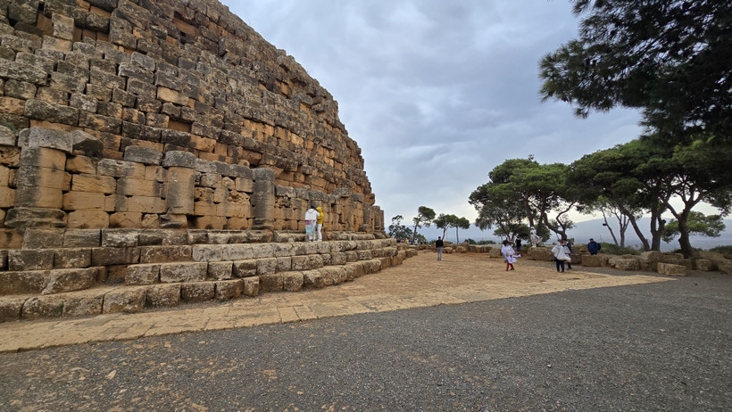 Lăng mộ được xây bằng các khối đá lớn gồm khối hình trụ đặt trên nền vuông. (Ảnh: Nguyễn An/TTXVN)