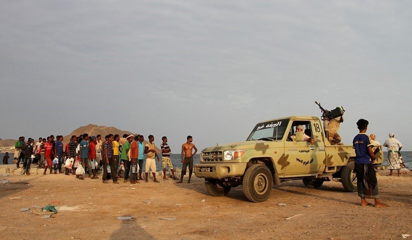 Người di cư chờ lên tàu ở cảng Aden, Yemen để trở về Somalia, sau khi bị trục xuất. (Ảnh: Getty Images/TTXVN)