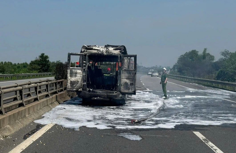 Chiếc xe tang bị lửa thiêu rụi (Nguồn: Dân Trí)