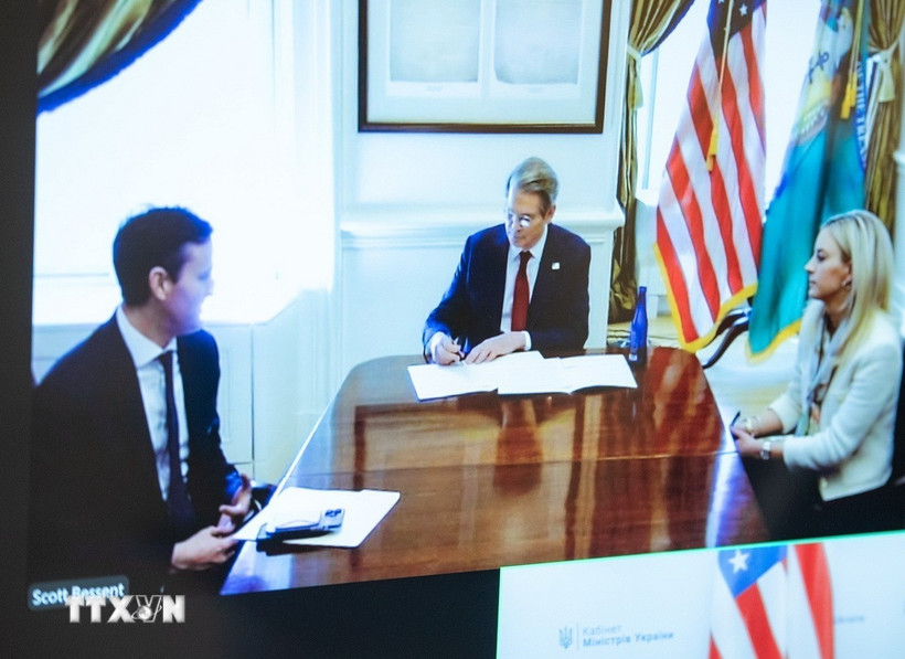 Bộ trưởng Tài chính Mỹ Scott Bessent (giữa) ký Bản ghi nhớ về thỏa thuận khoáng sản với Phó Thủ tướng thứ nhất kiêm Bộ trưởng Kinh tế Ukraine Yulia Svyrydenko. (Ảnh: AA/TTXVN)