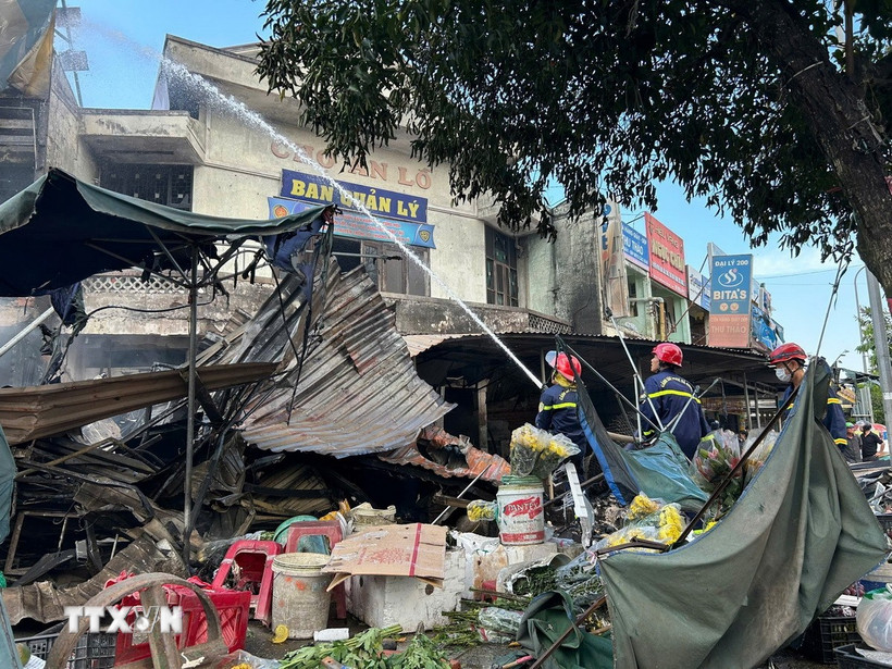 Lực lượng chức năng có mặt kịp thời khống chế ngọn lửa. (Ảnh: Đỗ Trưởng/TTXVN)