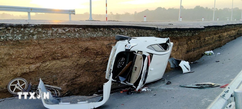 Ôtô và xe máy di chuyển vào thời điểm sụp, lún bị hư hỏng nặng. (Ảnh: TTXVN)