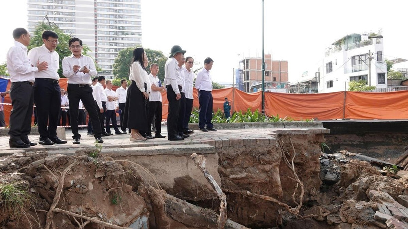 Đoạn sạt lở dài khoảng 30 m, rộng khoảng 16 m tính từ bờ kè vào đường Ba Đình - (Ảnh: Cổng thông tin điện tử TP. Hồ Chí Minh.)